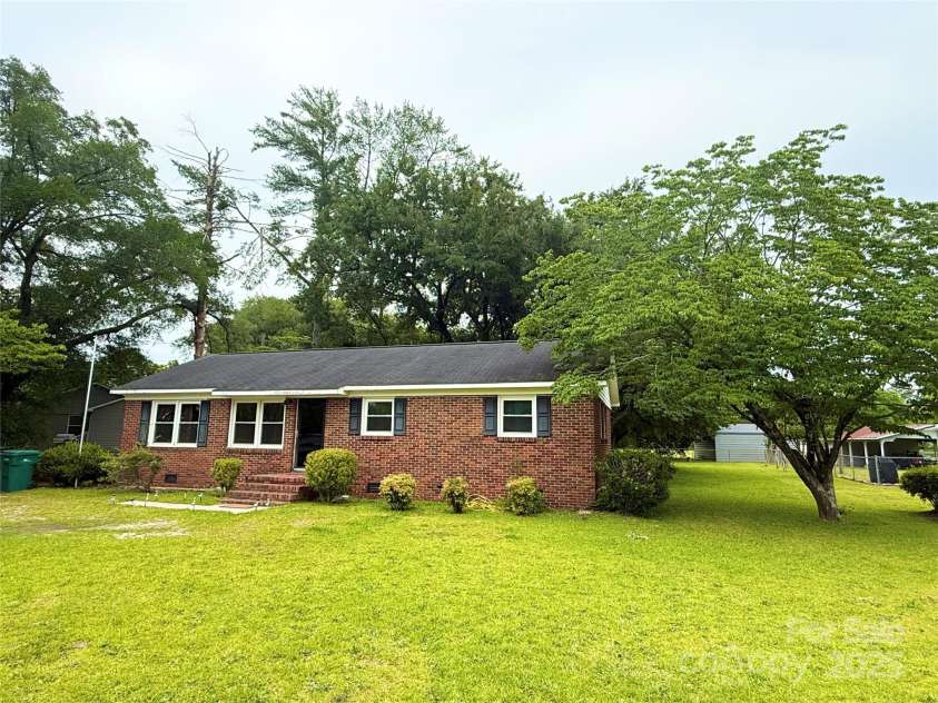 101 Windsor Drive, Cheraw, SC 29520.  MLS# CAR4262962, YatesRealty ID 441. 