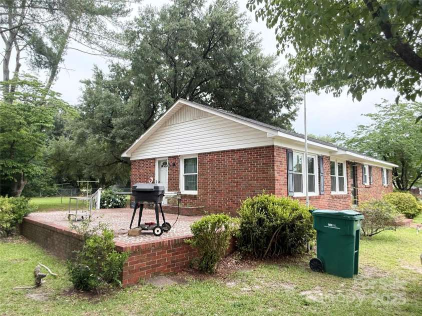 101 Windsor Drive, Cheraw, SC 29520.  MLS# CAR4262962, YatesRealty ID 441. 