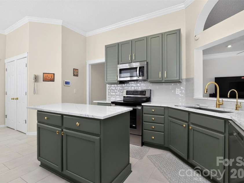 14642 Hawick Manor Lane, Pineville, NC 28134.  MLS# CAR4414256, YatesRealty ID 44101. 