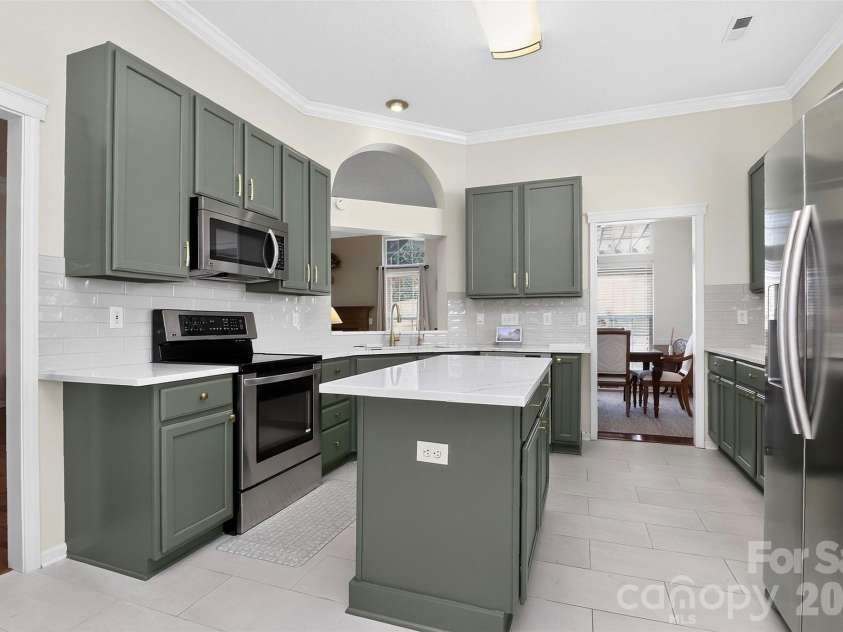 14642 Hawick Manor Lane, Pineville, NC 28134.  MLS# CAR4414256, YatesRealty ID 44101. Amazing updated kitchen