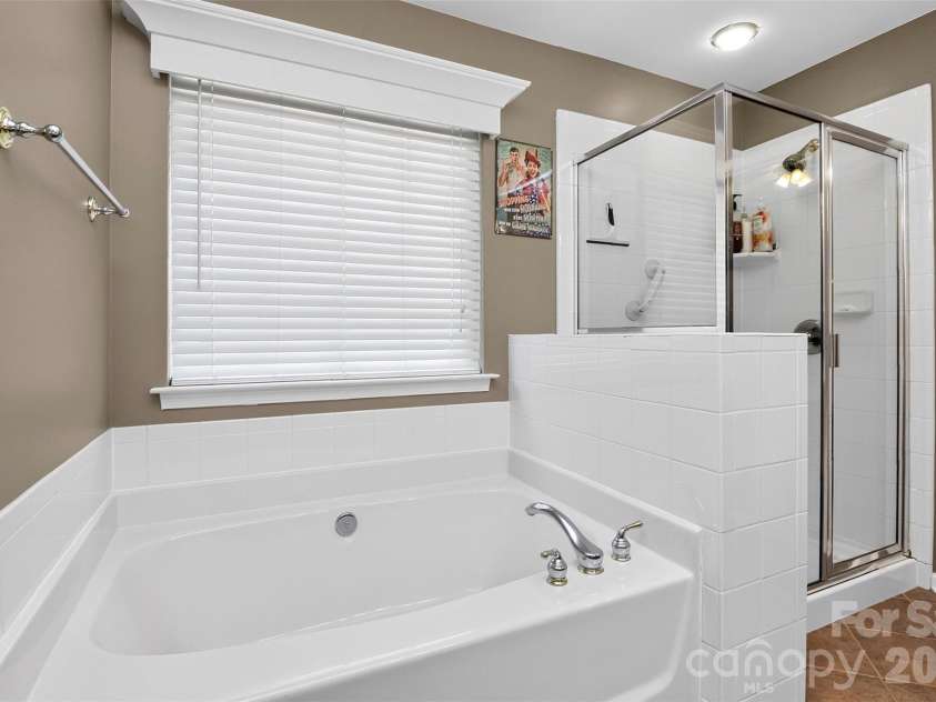 14642 Hawick Manor Lane, Pineville, NC 28134.  MLS# CAR4414256, YatesRealty ID 44101. Garden tub
