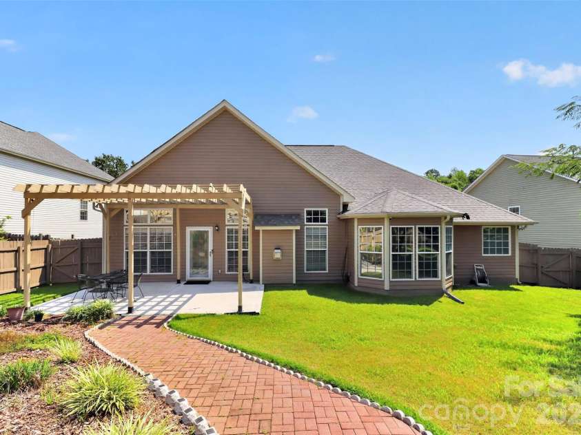 14642 Hawick Manor Lane, Pineville, NC 28134.  MLS# CAR4414256, YatesRealty ID 44101. Nice private backyard
