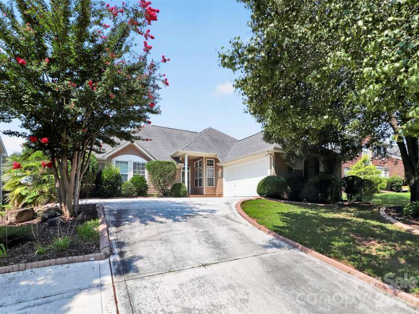 14642 Hawick Manor Lane, Pineville, NC 28134.  MLS# CAR4414256, YatesRealty ID 44101. Side entry garage
