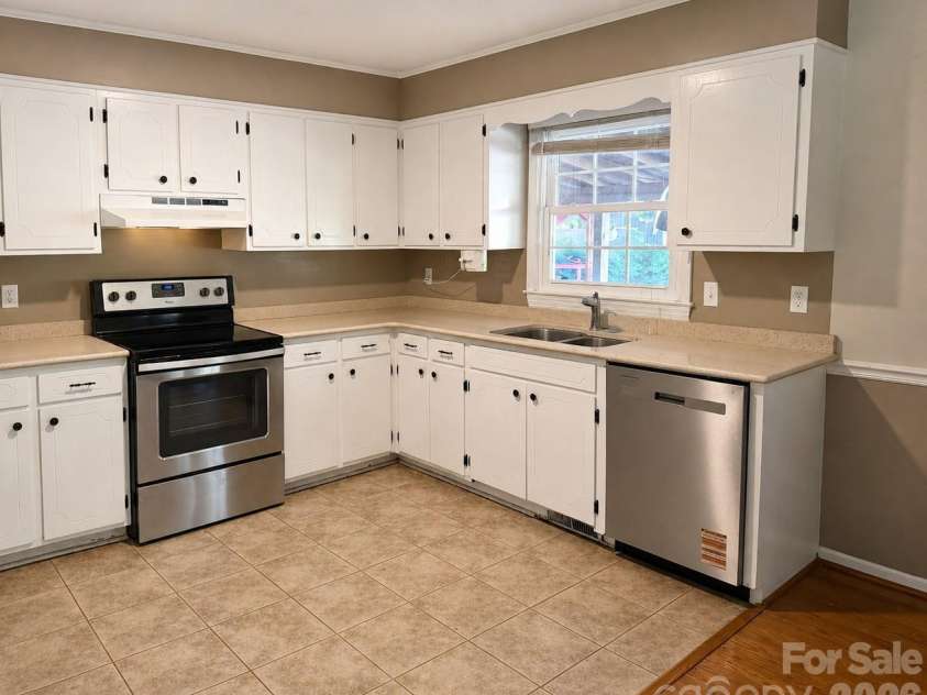 320 Amhurst Drive, Kings Mountain, NC 28086.  MLS# CAR4380797, YatesRealty ID 44103. 