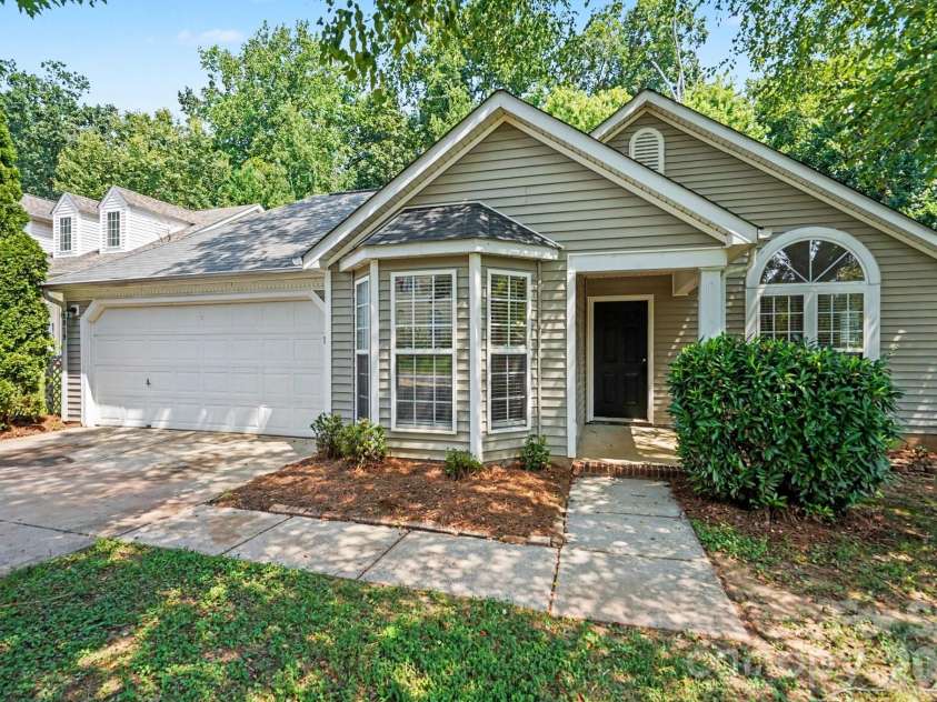 9819 Veronica Drive, Charlotte, NC 28215.  MLS# CAR4413821, YatesRealty ID 44104. 