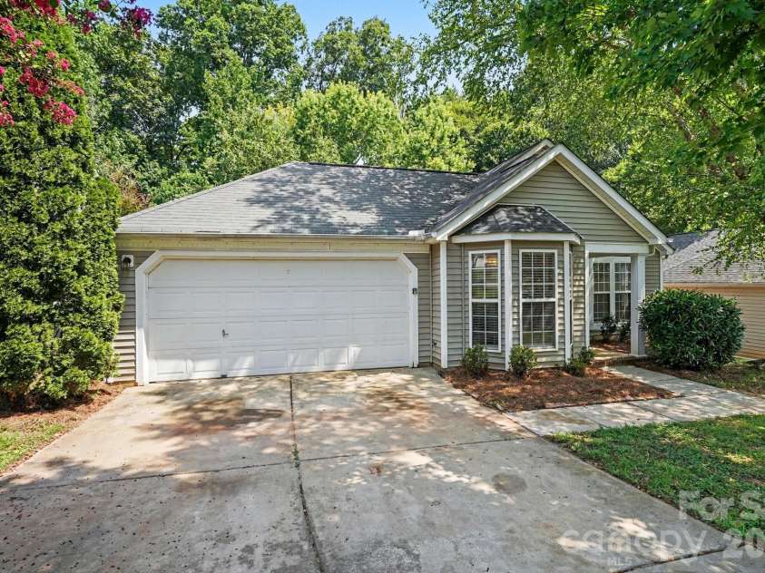 9819 Veronica Drive, Charlotte, NC 28215.  MLS# CAR4413821, YatesRealty ID 44104. 