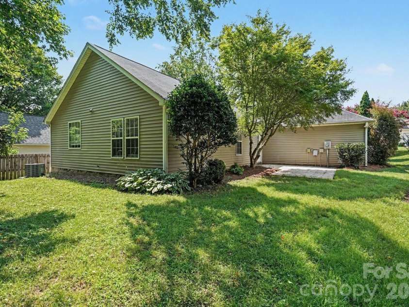 9819 Veronica Drive, Charlotte, NC 28215.  MLS# CAR4413821, YatesRealty ID 44104. 