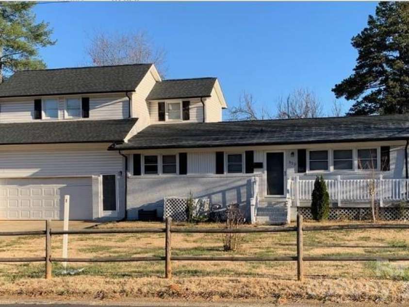 525 Kelly Avenue, Mooresville, NC 28115.  MLS# CAR4406896, YatesRealty ID 44105. 