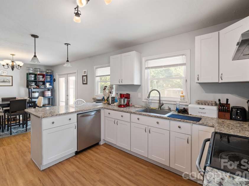 525 Kelly Avenue, Mooresville, NC 28115.  MLS# CAR4406896, YatesRealty ID 44105. 