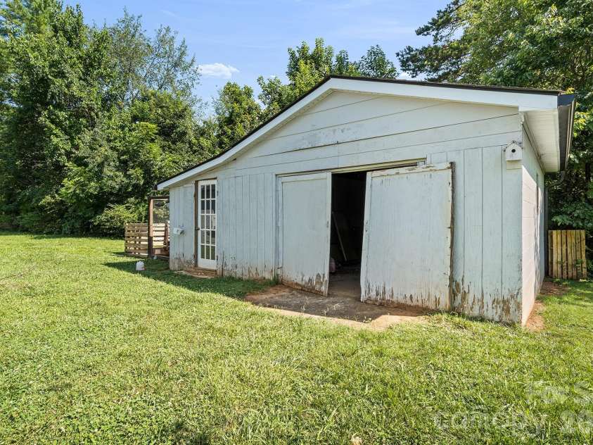 525 Kelly Avenue, Mooresville, NC 28115.  MLS# CAR4406896, YatesRealty ID 44105. 