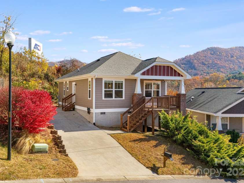 11 Byrdcliffe Lane, Asheville, NC 28805.  MLS# CAR4320731, YatesRealty ID 4411. Asheville Bungalow