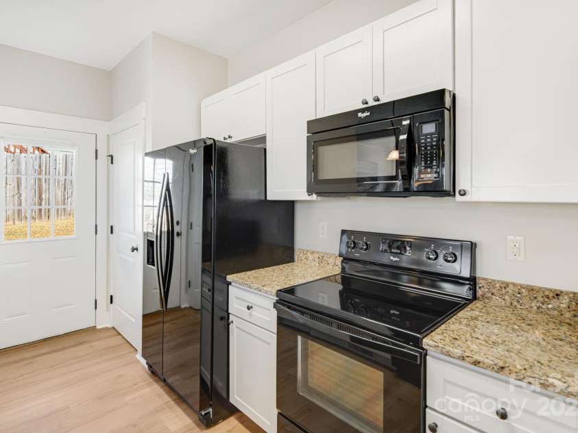 11 Byrdcliffe Lane, Asheville, NC 28805.  MLS# CAR4320731, YatesRealty ID 4411. Open Kitchen with Granite Counters