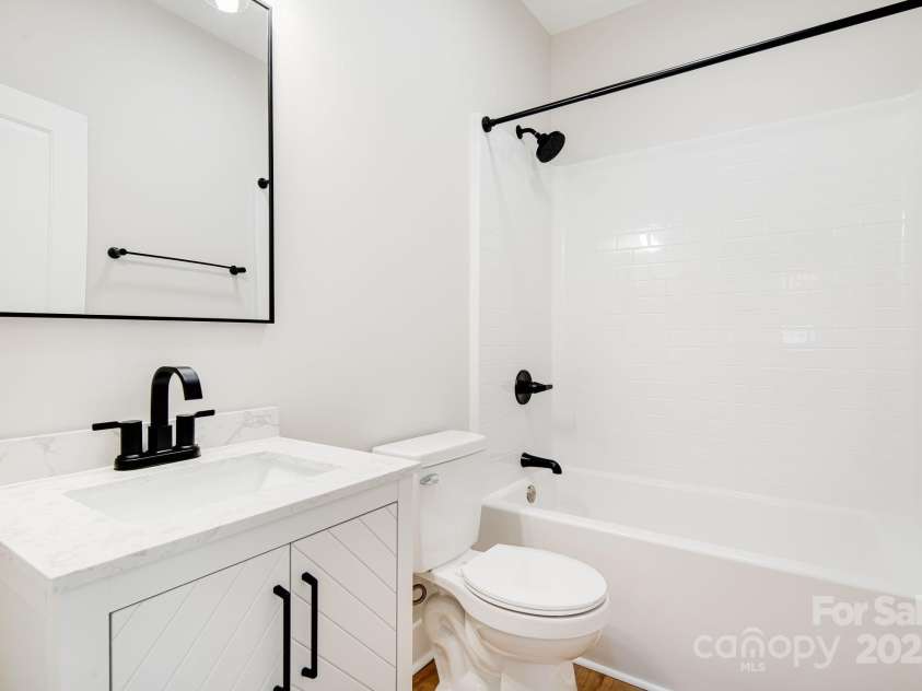 11 Byrdcliffe Lane, Asheville, NC 28805.  MLS# CAR4320731, YatesRealty ID 4411. Second Bathroom