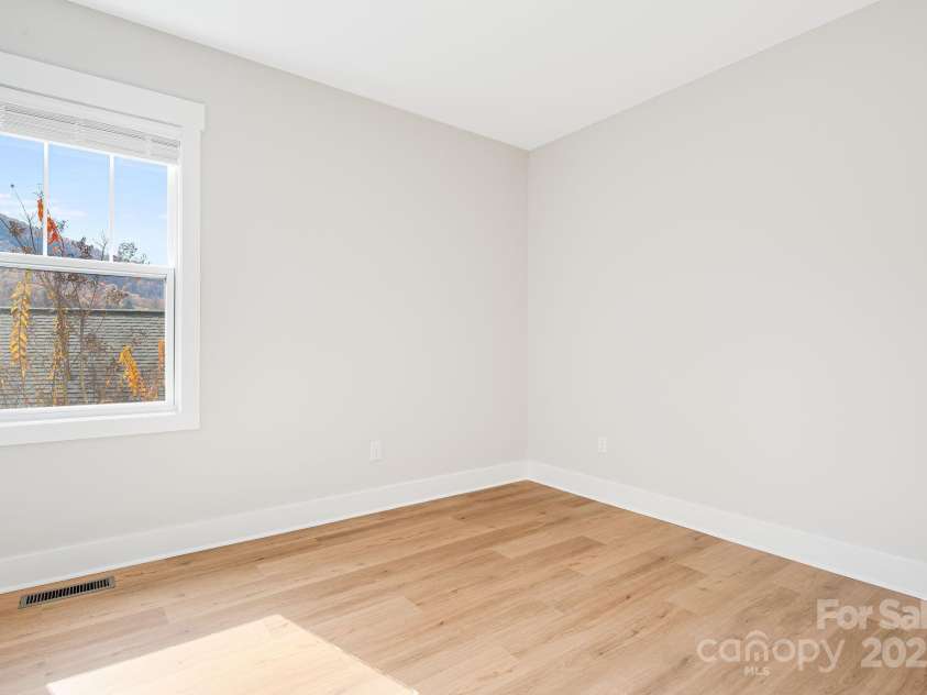 11 Byrdcliffe Lane, Asheville, NC 28805.  MLS# CAR4320731, YatesRealty ID 4411. Second Bedroom