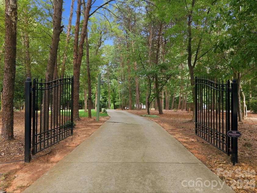 20334 Bethelwood Lane, Cornelius, NC 28031.  MLS# CAR4409057, YatesRealty ID 44110. 
