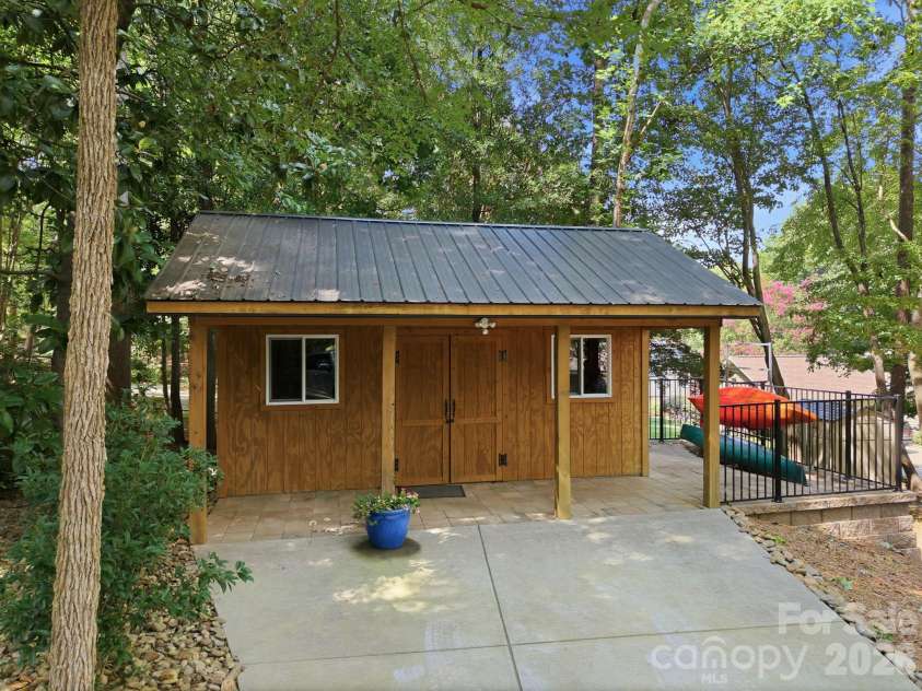 20334 Bethelwood Lane, Cornelius, NC 28031.  MLS# CAR4409057, YatesRealty ID 44110. 