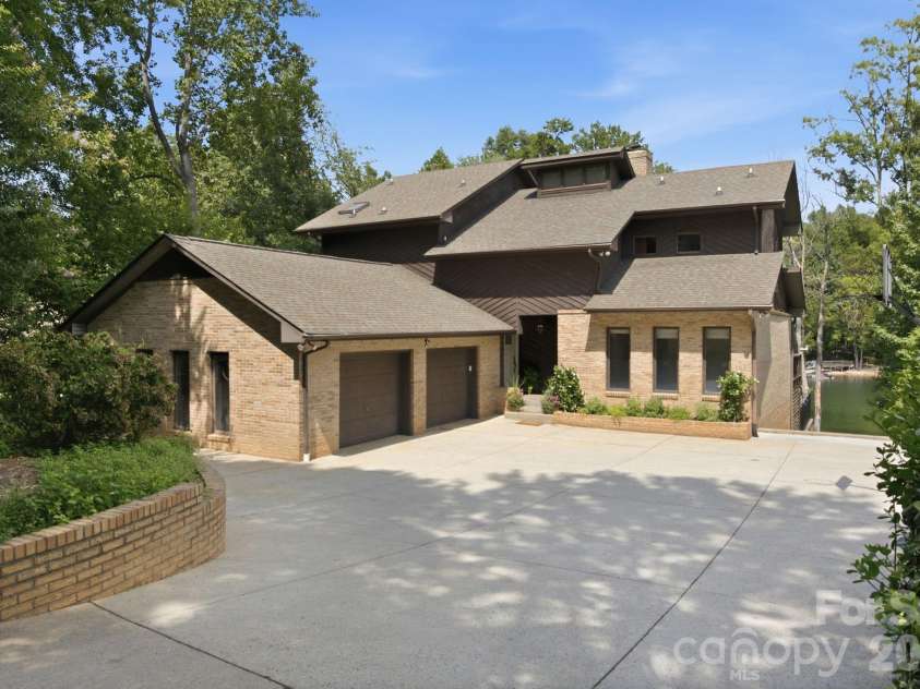 20334 Bethelwood Lane, Cornelius, NC 28031.  MLS# CAR4409057, YatesRealty ID 44110. 