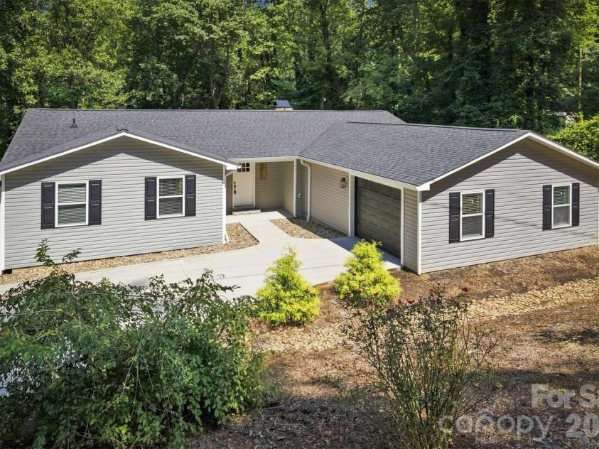 3517 Crestwood Drive, Morganton, NC 28655.  MLS# CAR4412373, YatesRealty ID 44111. 