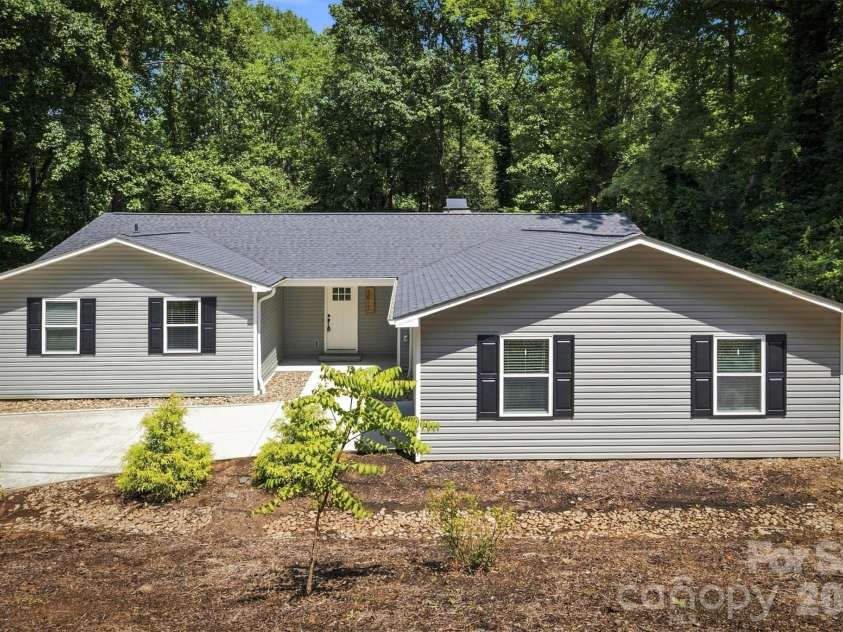 3517 Crestwood Drive, Morganton, NC 28655.  MLS# CAR4412373, YatesRealty ID 44111. 