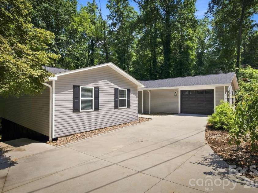 3517 Crestwood Drive, Morganton, NC 28655.  MLS# CAR4412373, YatesRealty ID 44111. 