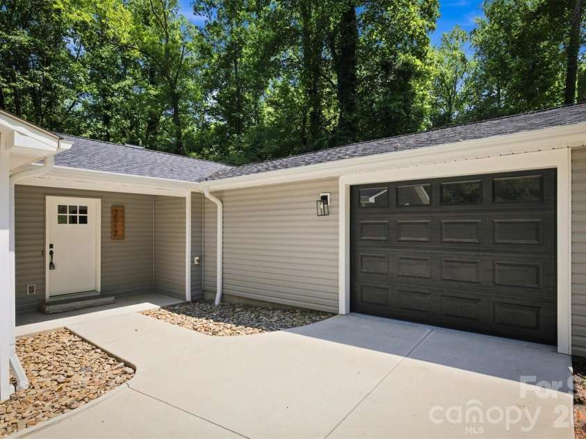 3517 Crestwood Drive, Morganton, NC 28655.  MLS# CAR4412373, YatesRealty ID 44111. 