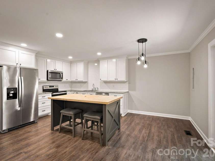 3517 Crestwood Drive, Morganton, NC 28655.  MLS# CAR4412373, YatesRealty ID 44111. 