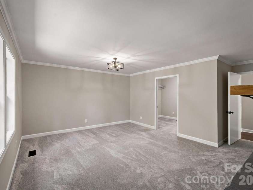 3517 Crestwood Drive, Morganton, NC 28655.  MLS# CAR4412373, YatesRealty ID 44111. 