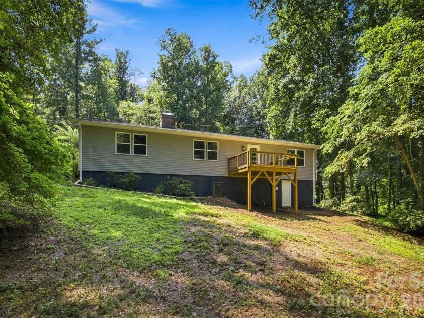 3517 Crestwood Drive, Morganton, NC 28655.  MLS# CAR4412373, YatesRealty ID 44111. 