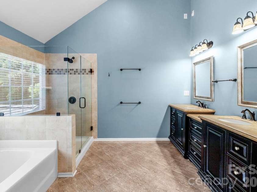 1107 Boulder Court, Waxhaw, NC 28173.  MLS# CAR4396049, YatesRealty ID 44112. Primary en suite bathroom