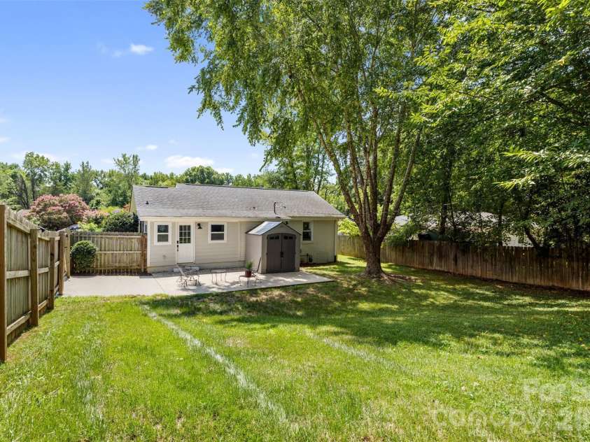 3123 Edsel Place, Charlotte, NC 28205.  MLS# CAR4411978, YatesRealty ID 44113. 