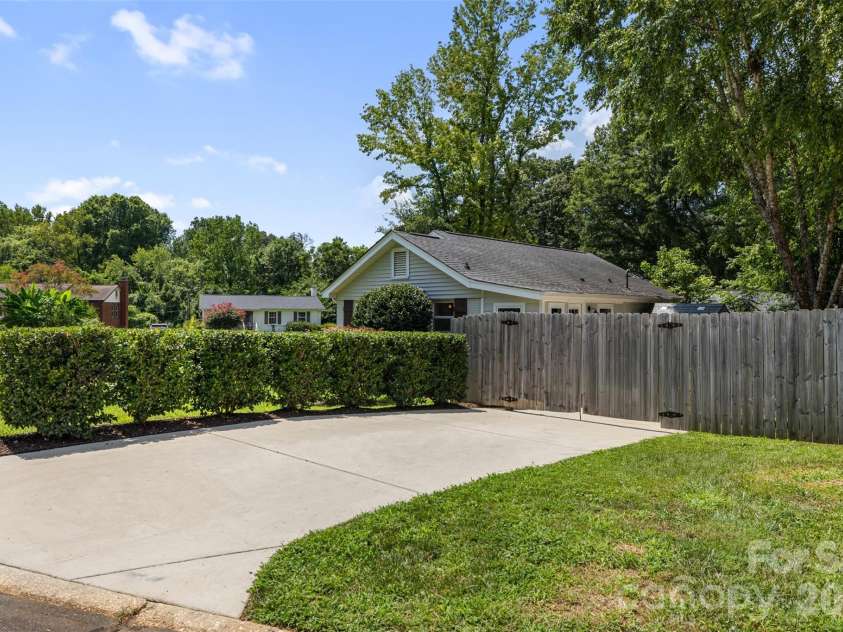 3123 Edsel Place, Charlotte, NC 28205.  MLS# CAR4411978, YatesRealty ID 44113. 
