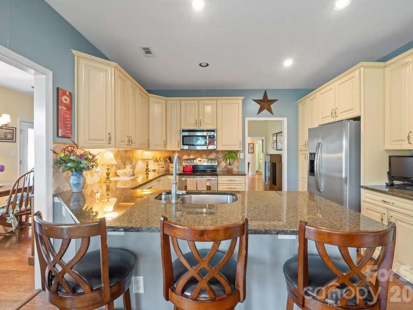 12524 Willow Grove Way, Huntersville, NC 28078.  MLS# CAR4414480, YatesRealty ID 44119. Kitchen 2
