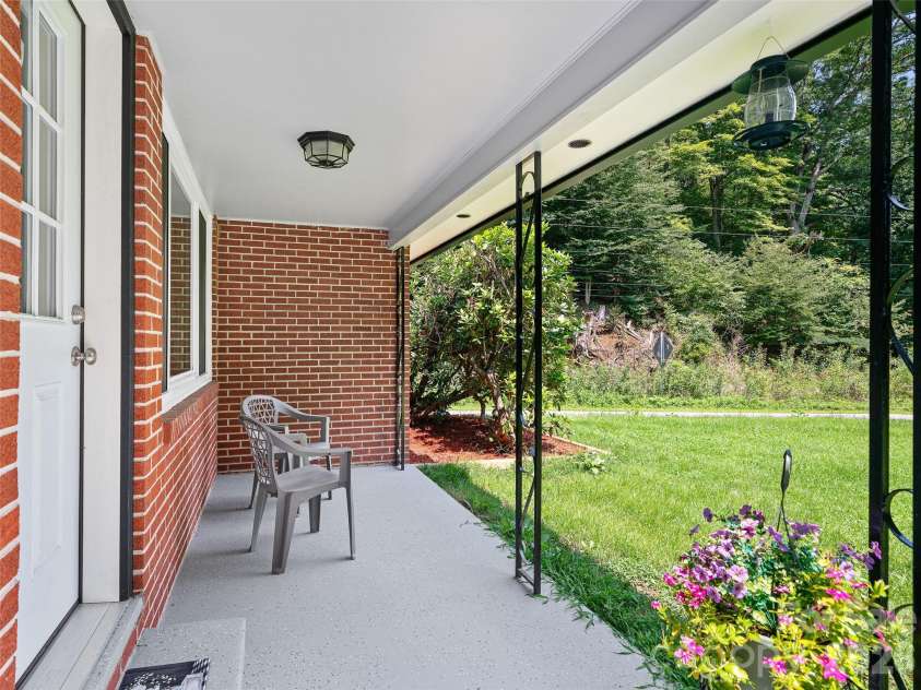 101 Sam Robertson Road, Burnsville, NC 28714.  MLS# CAR4414311, YatesRealty ID 44120. 