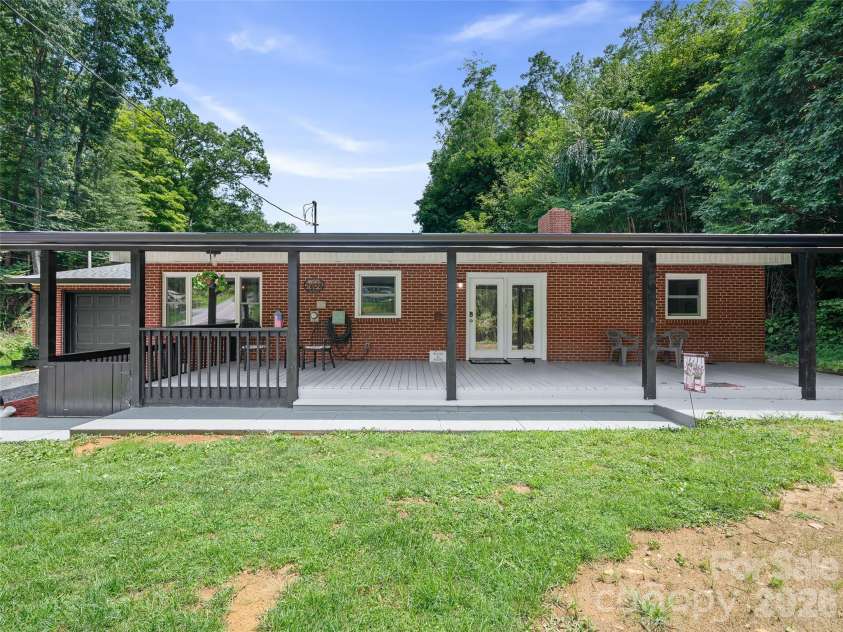 101 Sam Robertson Road, Burnsville, NC 28714.  MLS# CAR4414311, YatesRealty ID 44120. 