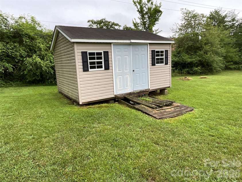 93 Ervin Lane, Hiddenite, NC 28636.  MLS# CAR4407263, YatesRealty ID 44122. 