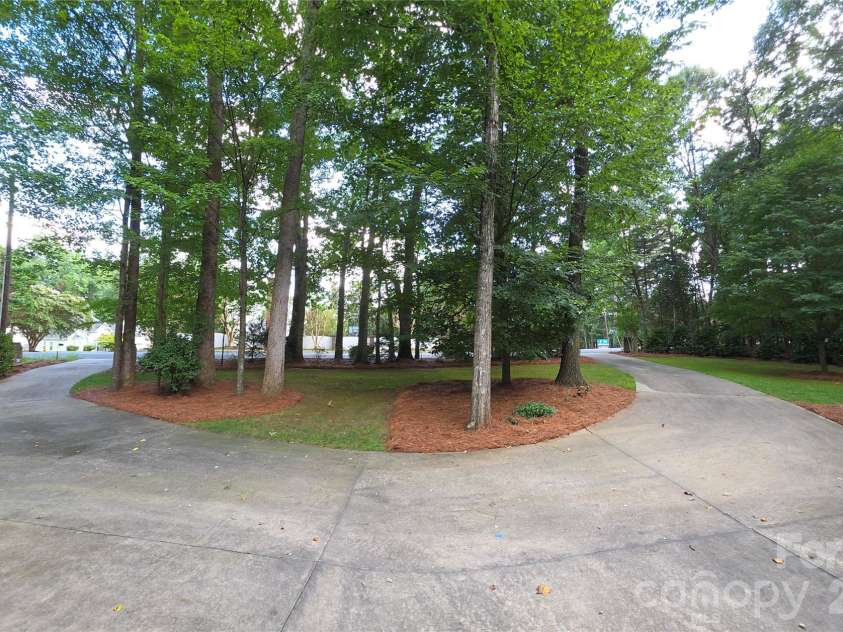 4721 Kuykendall Road, Charlotte, NC 28270.  MLS# CAR4413764, YatesRealty ID 44123. Circle Drive