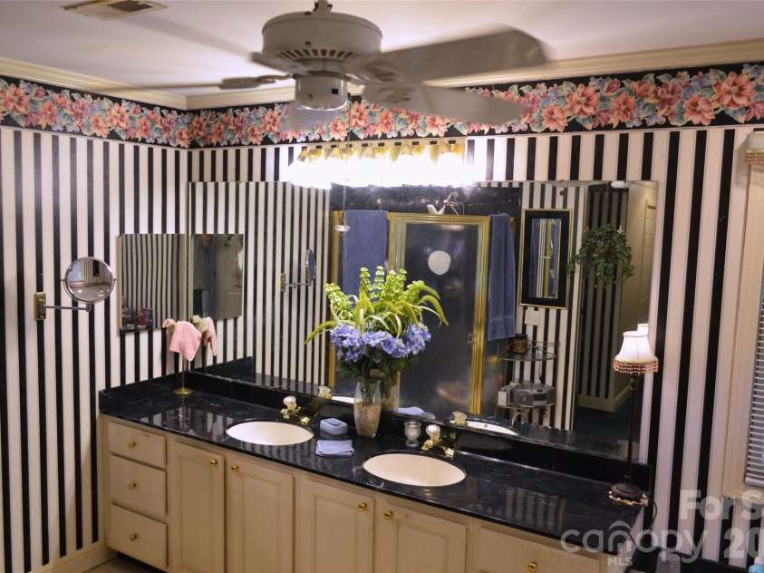 4721 Kuykendall Road, Charlotte, NC 28270.  MLS# CAR4413764, YatesRealty ID 44123. Primary bath 2