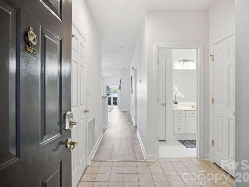 915 Northeast Drive, Davidson, NC 28036.  MLS# CAR4396238, YatesRealty ID 44126. Bright entry foyer