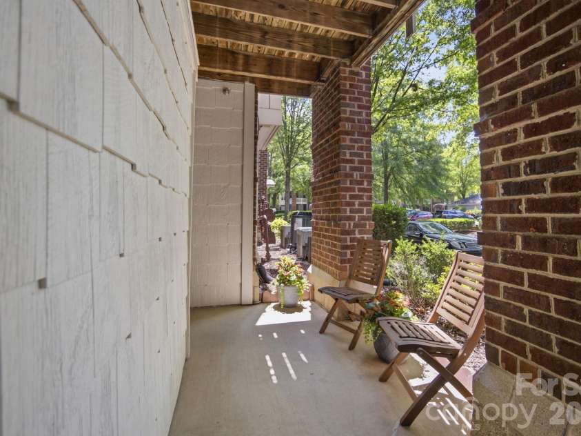 915 Northeast Drive, Davidson, NC 28036.  MLS# CAR4396238, YatesRealty ID 44126. Easy entry