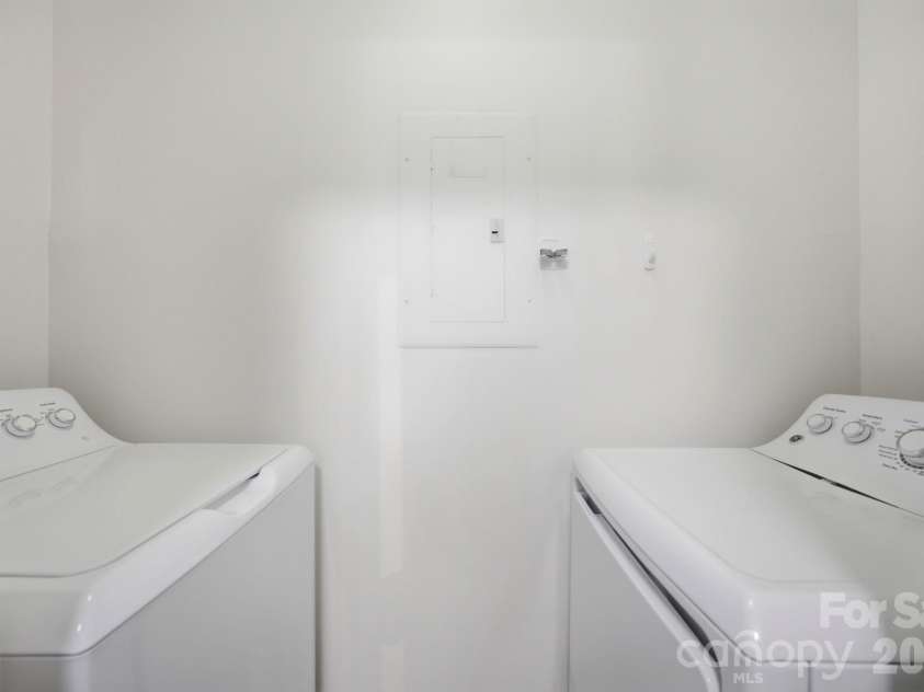 915 Northeast Drive, Davidson, NC 28036.  MLS# CAR4396238, YatesRealty ID 44126. Laundry room