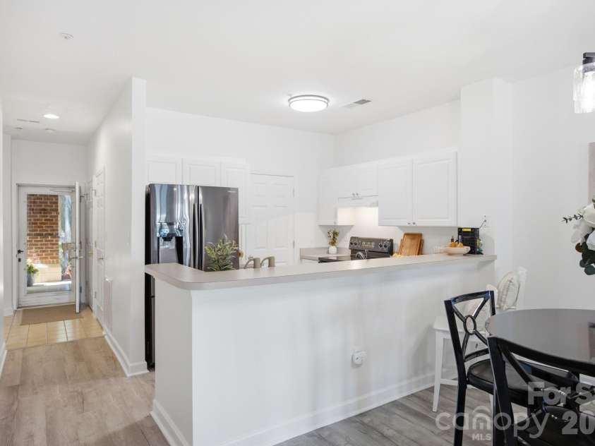 915 Northeast Drive, Davidson, NC 28036.  MLS# CAR4396238, YatesRealty ID 44126. Open plan kitchen
