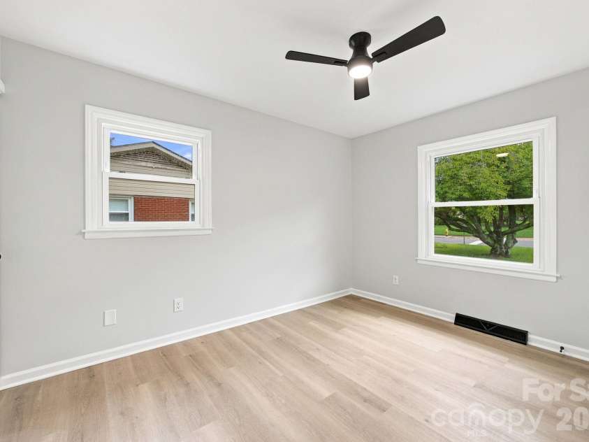 4100 Sudbury Road, Charlotte, NC 28205.  MLS# CAR4412005, YatesRealty ID 44129. 
