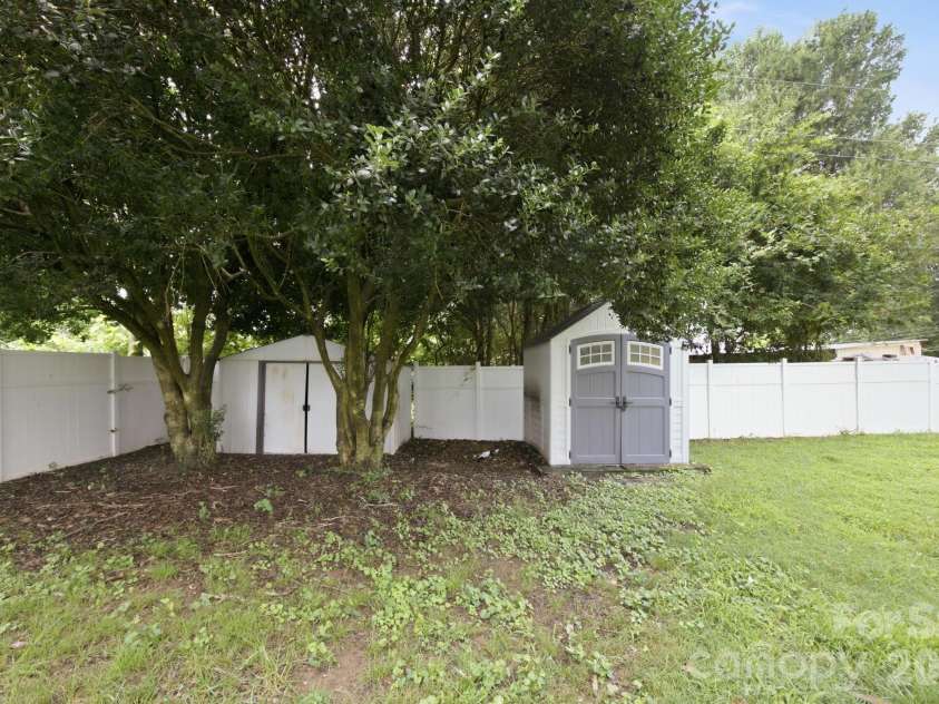 4100 Sudbury Road, Charlotte, NC 28205.  MLS# CAR4412005, YatesRealty ID 44129. 