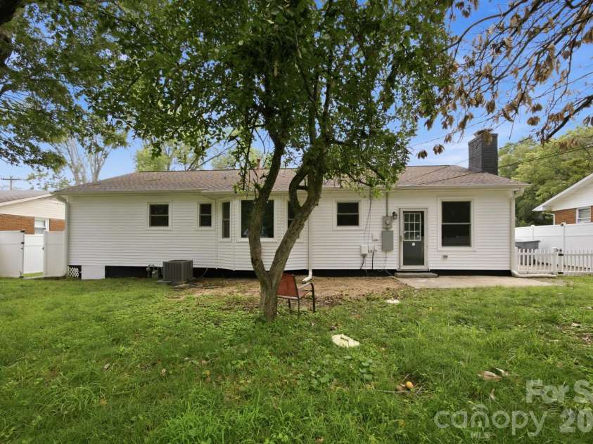 4100 Sudbury Road, Charlotte, NC 28205.  MLS# CAR4412005, YatesRealty ID 44129. 