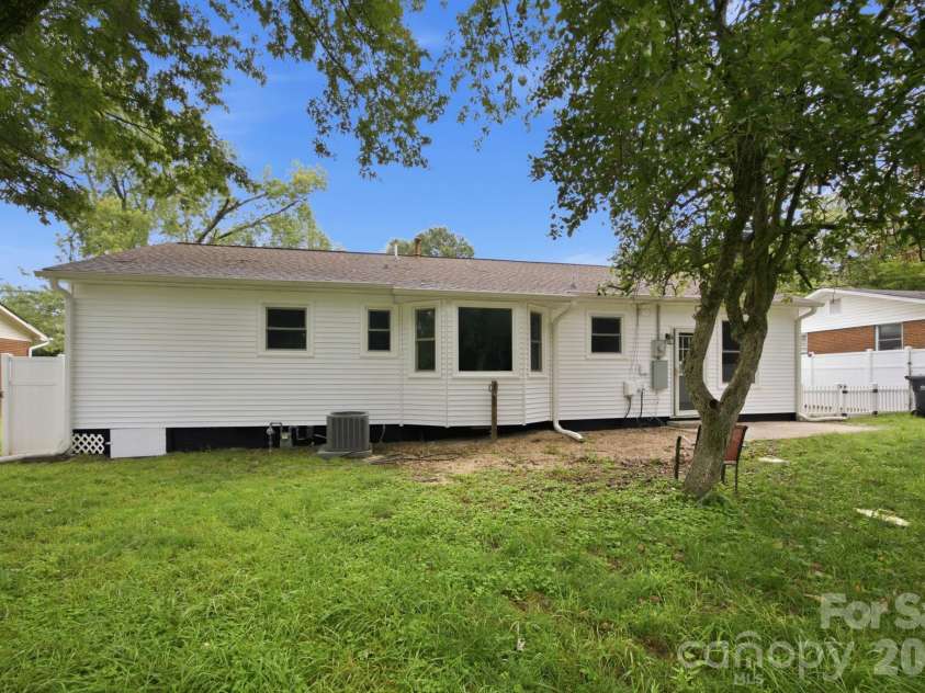 4100 Sudbury Road, Charlotte, NC 28205.  MLS# CAR4412005, YatesRealty ID 44129. 