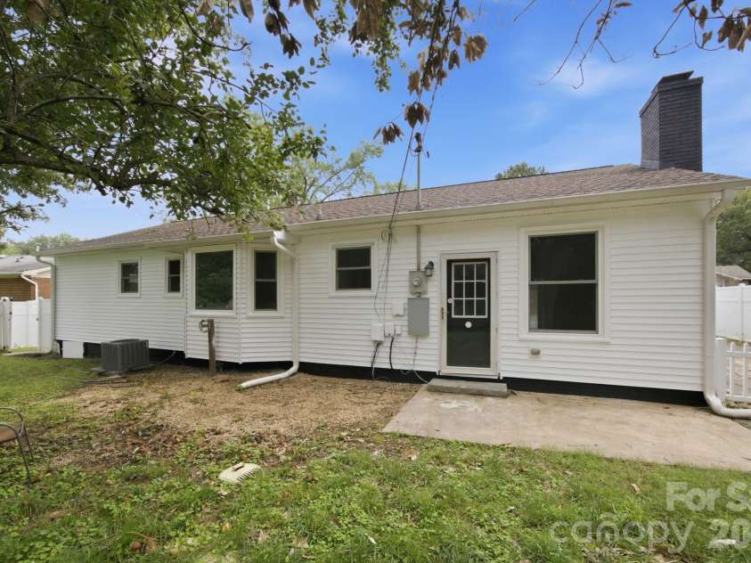 4100 Sudbury Road, Charlotte, NC 28205.  MLS# CAR4412005, YatesRealty ID 44129. 