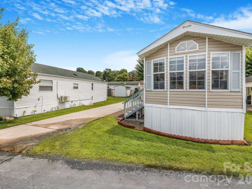 53 Strollers Lane, Waynesville, NC 28785.  MLS# CAR4413806, YatesRealty ID 44137. 