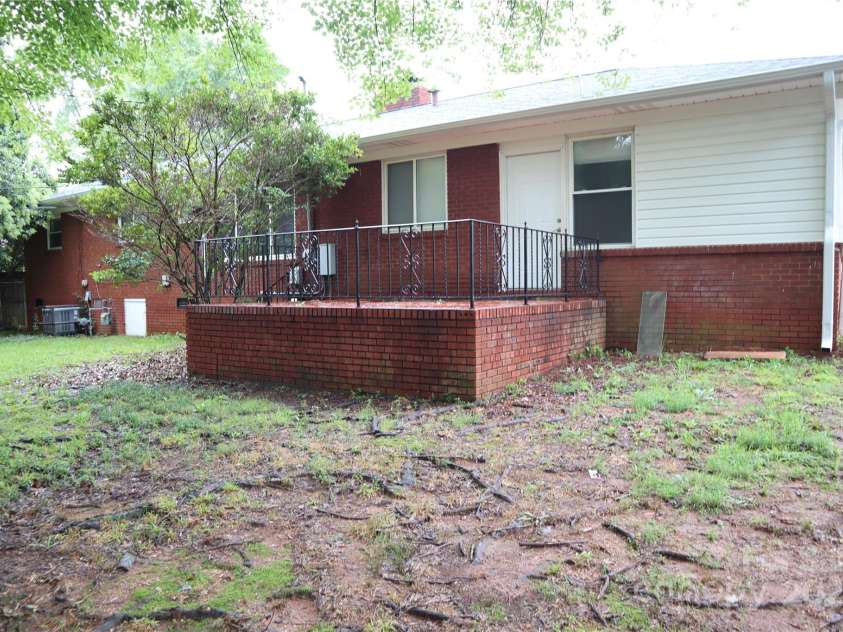 1703 Tyvola Road, Charlotte, NC 28210.  MLS# CAR4291338, YatesRealty ID 4414. 