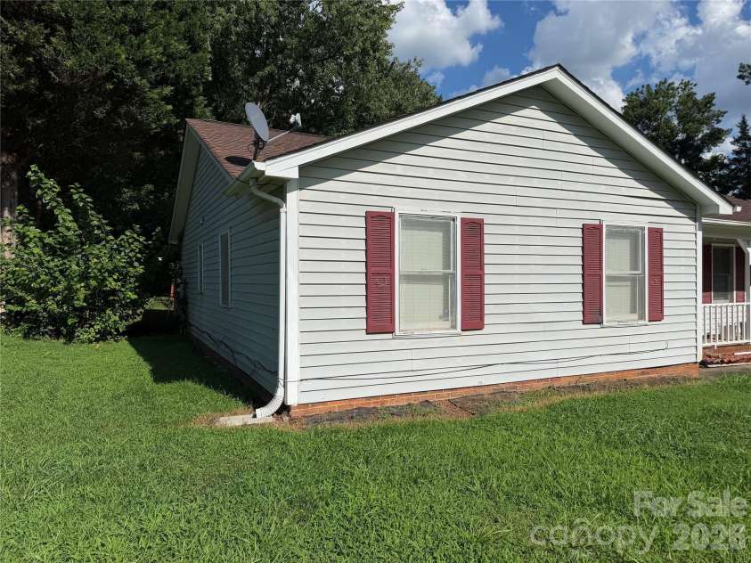 5124 Poplar Springs Drive, Charlotte, NC 28269.  MLS# CAR4414665, YatesRealty ID 44141. 