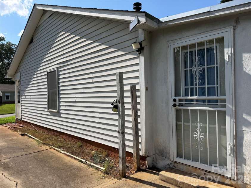 5124 Poplar Springs Drive, Charlotte, NC 28269.  MLS# CAR4414665, YatesRealty ID 44141. 